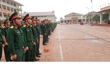 Trung tâm GDQP và AN Trường Đại học Vinh tổ chức chào cờ đầu tuần và duyệt đội ngũ