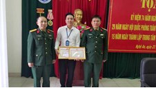 Trung tâm Giáo dục Quốc phòng và An ninh Trường Đại học Vinh trao giải thưởng cho cá nhân đạt thành tích cao trong  “ Cuộc thi tìm hiểu pháp luật trong Thanh niên Quân đội năm 2018”.